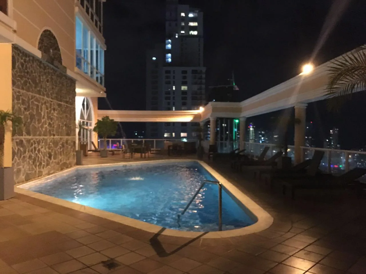 Se alquila apartamento en la avenida balboa hermosa vista la mar   — 2