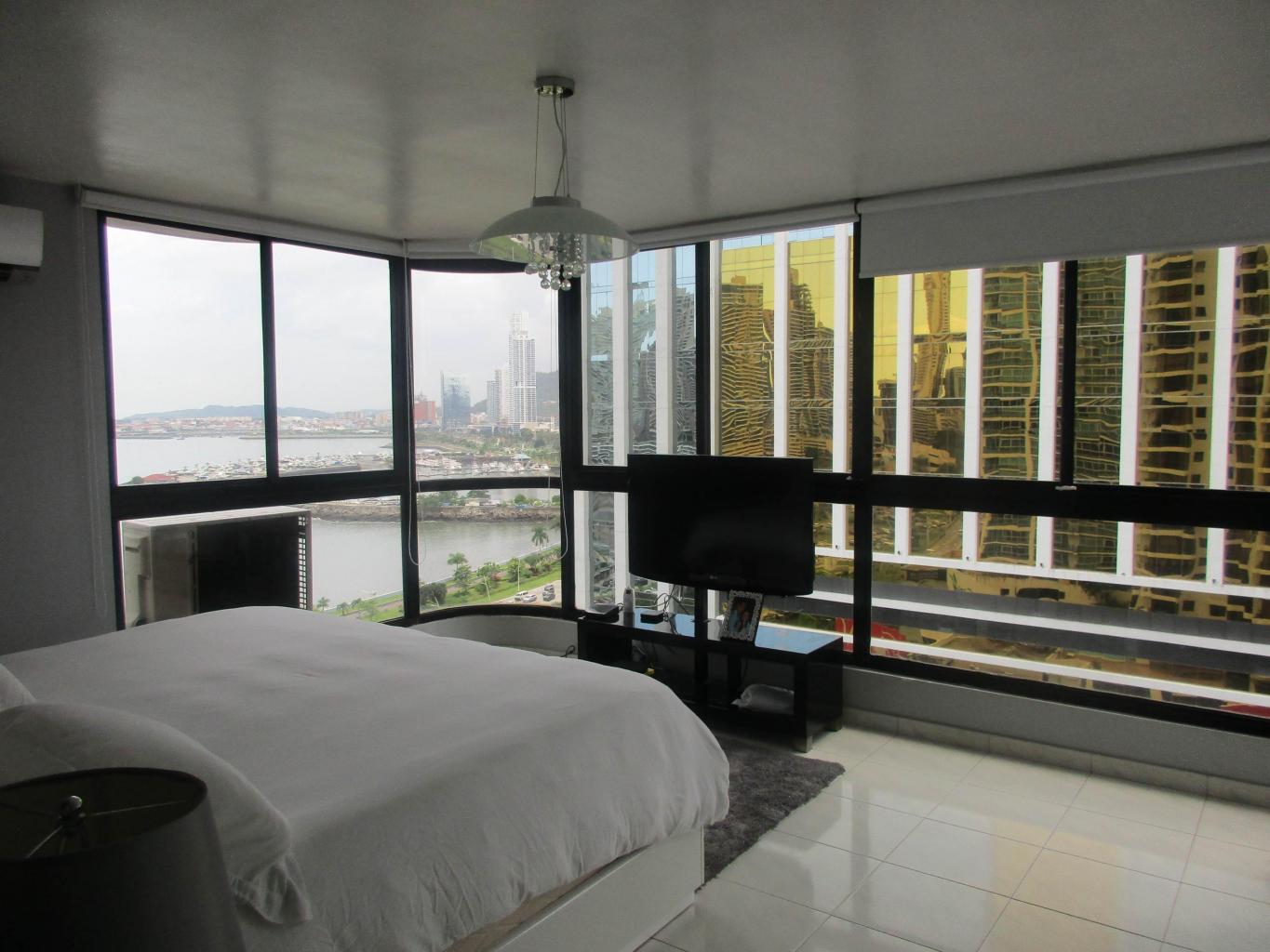 I am selling a fabulous apartment in avenida balboa