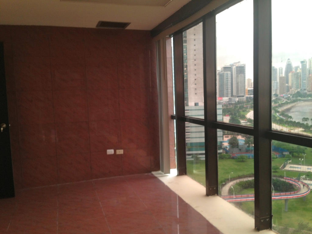 Se alquila oficina a buen precio en la avenida balboa 118mts2 