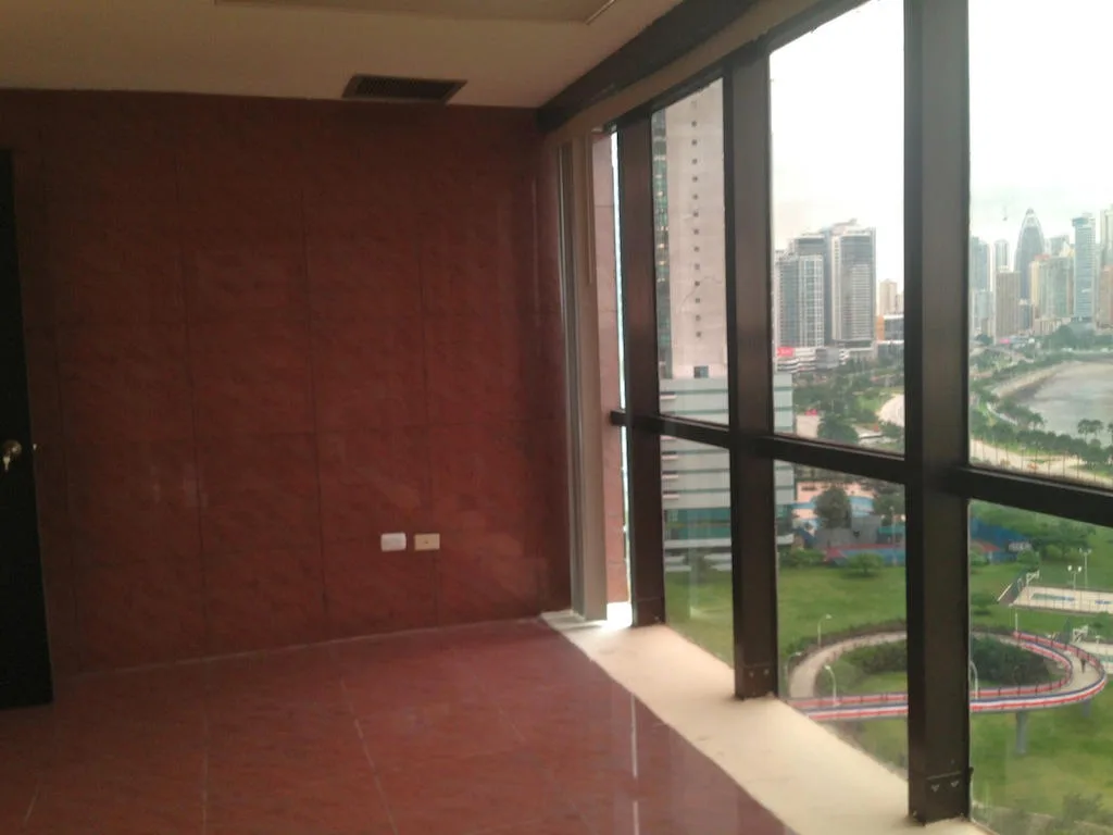Se alquila oficina a buen precio en la avenida balboa 118mts2  — 2