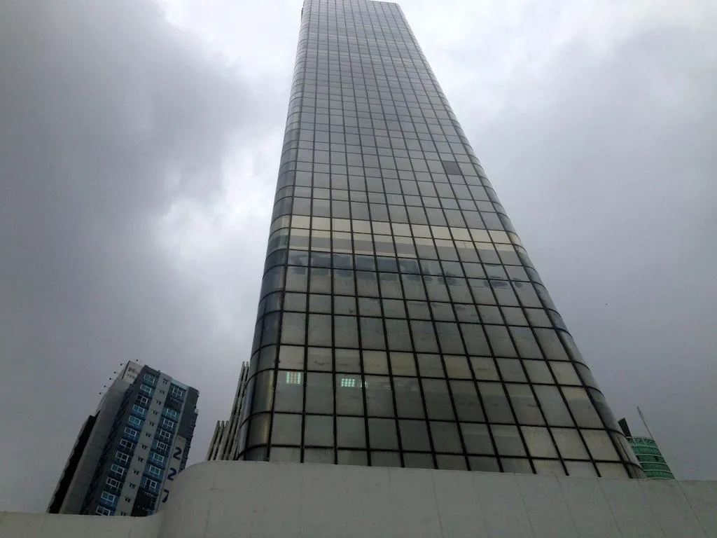 Se alquila oficina a buen precio en la avenida balboa 118mts2  — 3