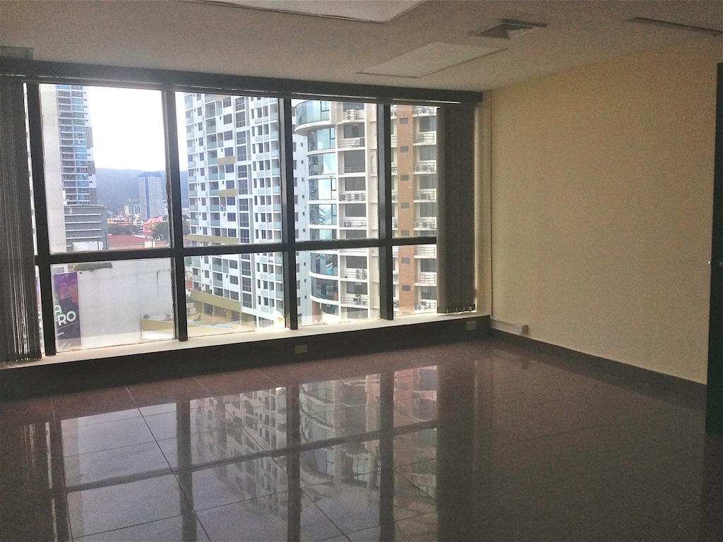 Se alquila oficina a buen precio en la avenida balboa 118mts2 