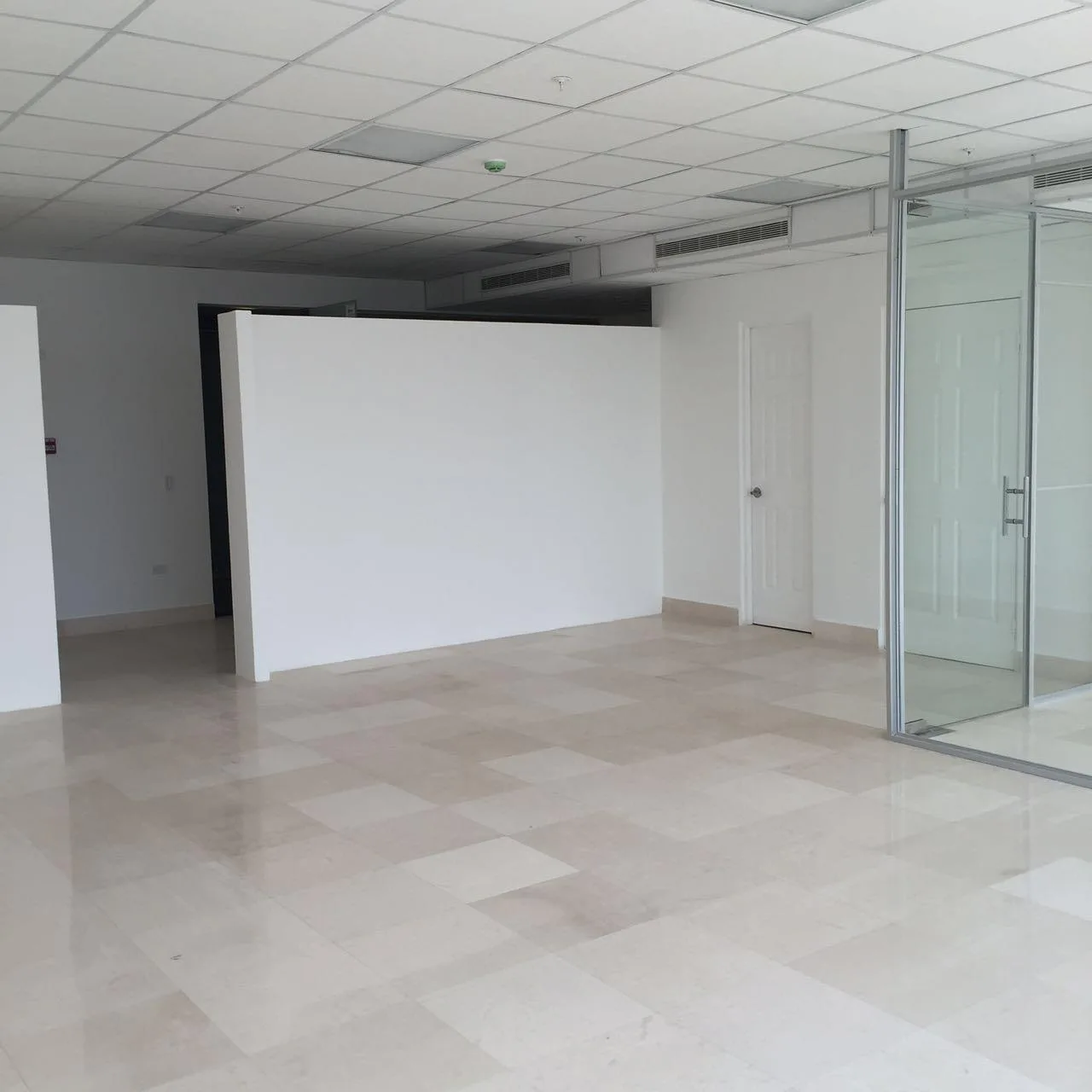 Se alquila oficina a buen precio en la avenida balboa 108 mts2   — 4