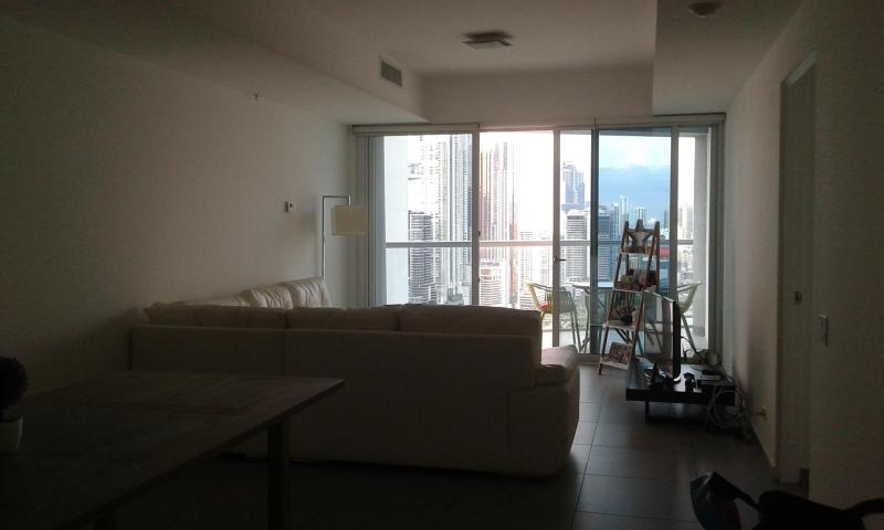 Apartamento con vista al mar en av. balboa  f.a.