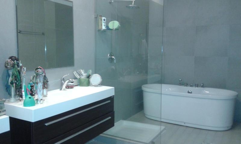 Apartamento con vista al mar en av. balboa  f.a.