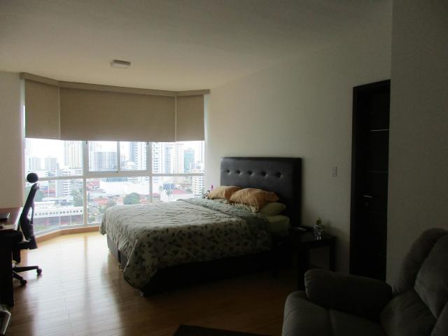 Amplio apartamento en venta en av. balboa  f.a.