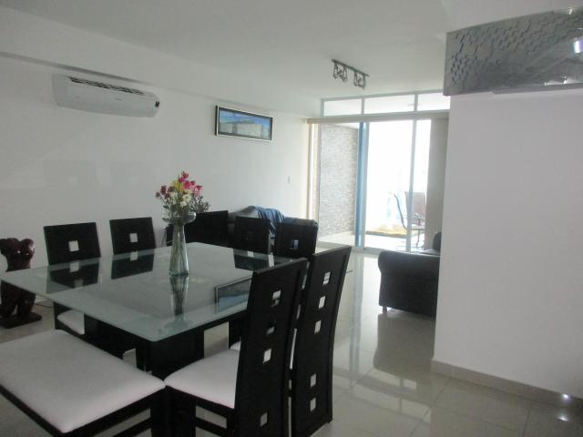 Apartamento con vista al mar en av. balboa  f.a.