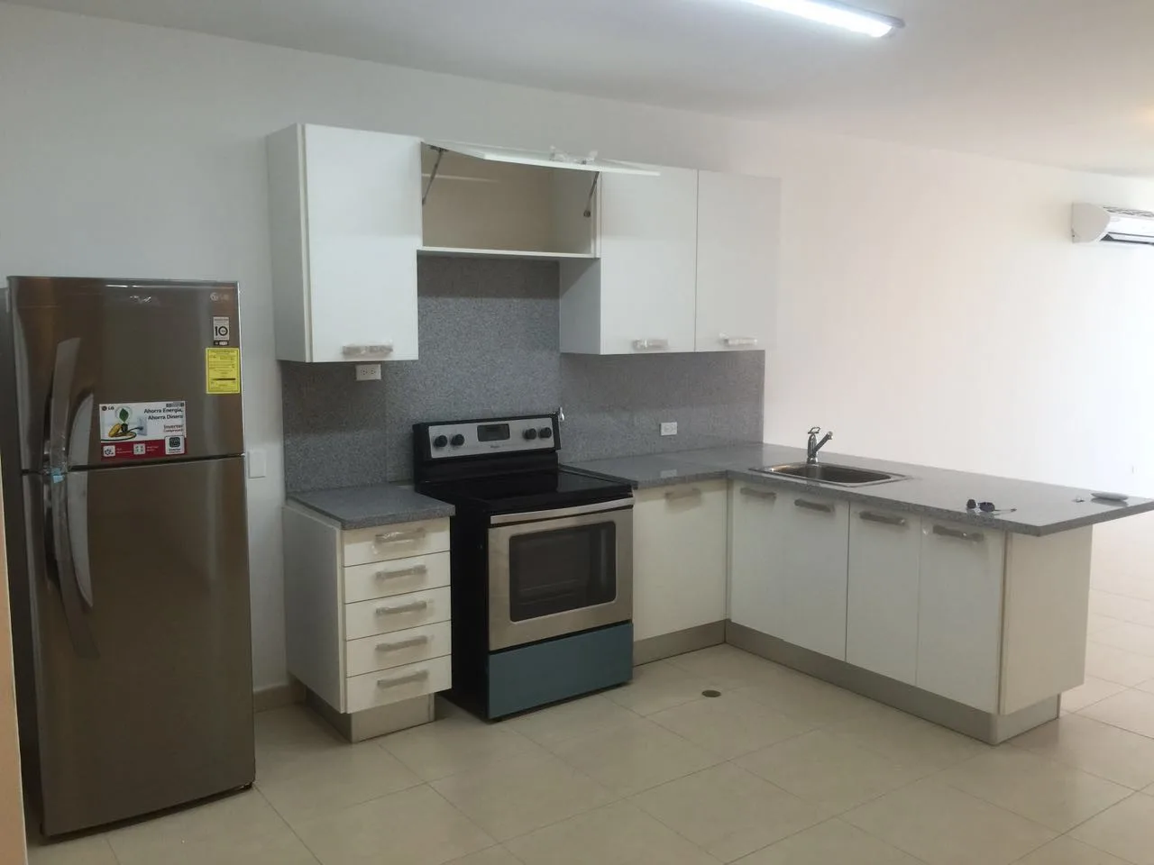 Vendemos bello apartamento en ave balboa a solo $289000.00 — 4