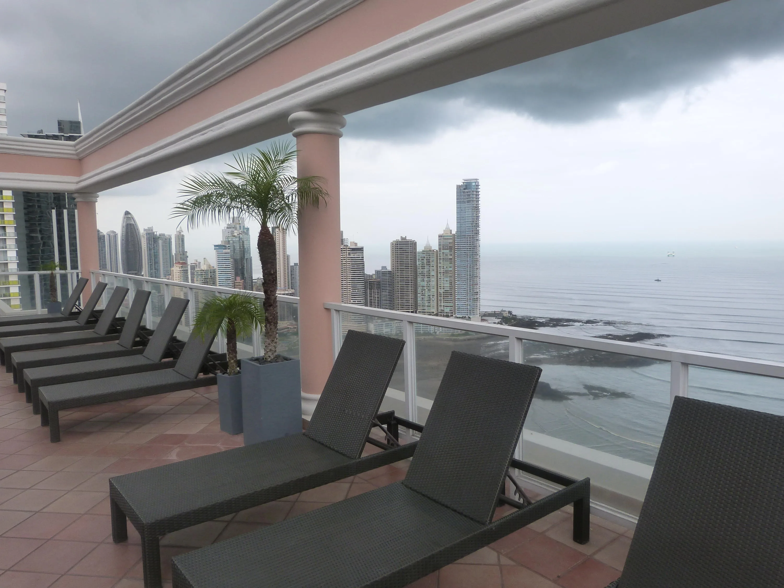Se vende amplio apartamento en la avenida balboa 2 recamaras  — 3
