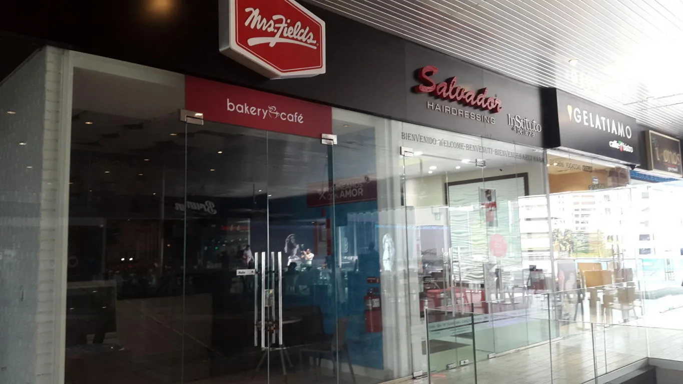 Se alquila local comercial 43m2 avenida balboa telf .rtq — 2