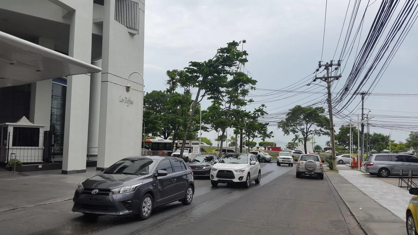 Se alquila local comercial 152m2 avenida balboa telf .rtq — 4