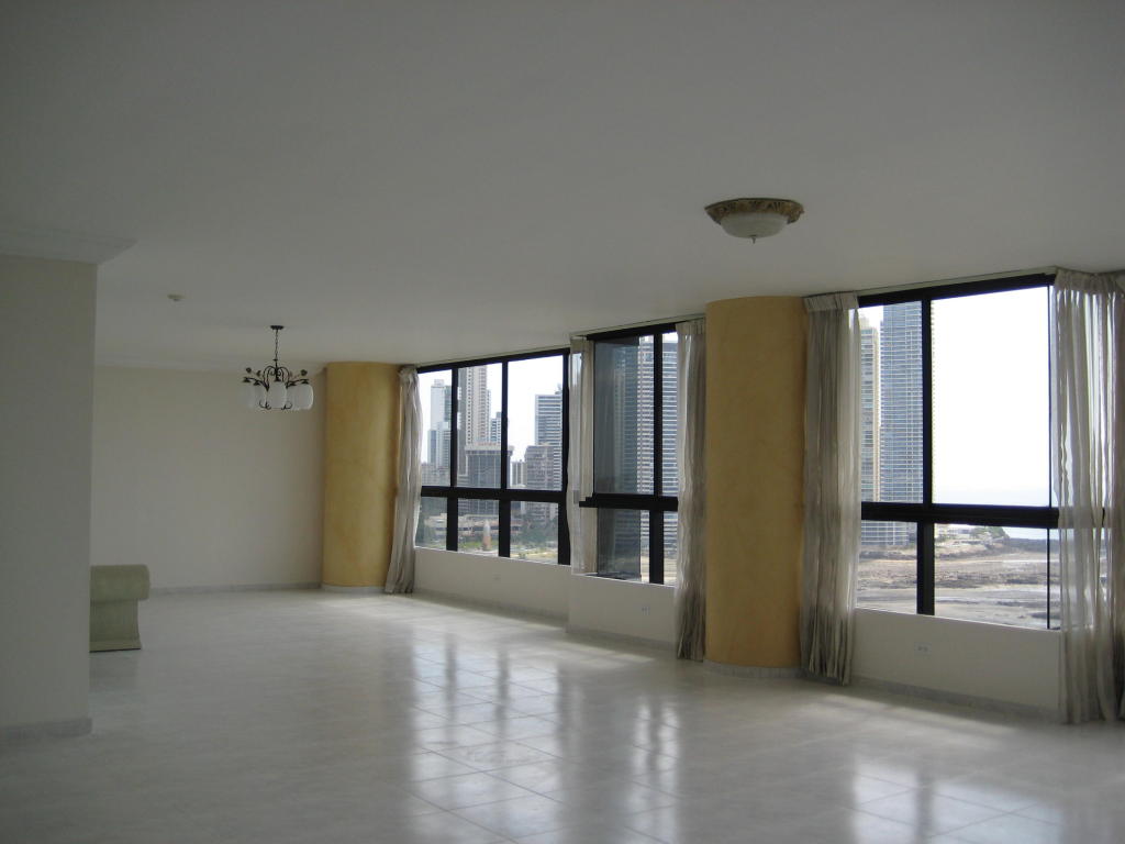 Se alquila apartamento 350m2 en panamÃ¡, av balboa tlf .rtq