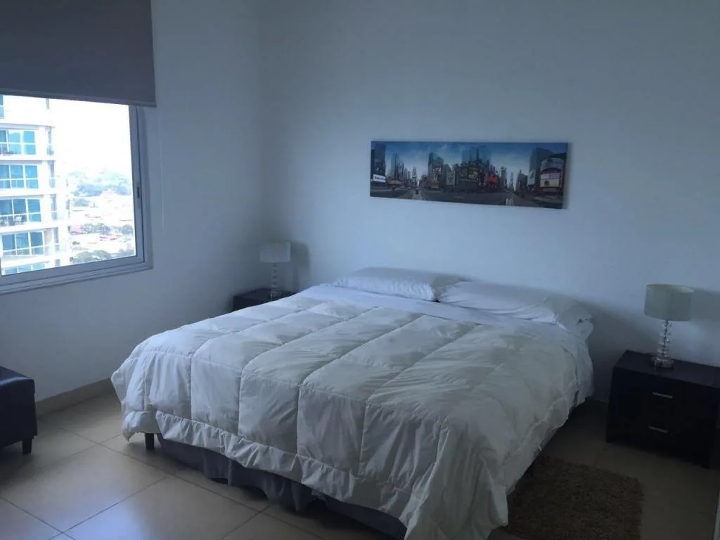 Se alquila apartamento 164m2 en panama, av balboa telf .rtq — 2