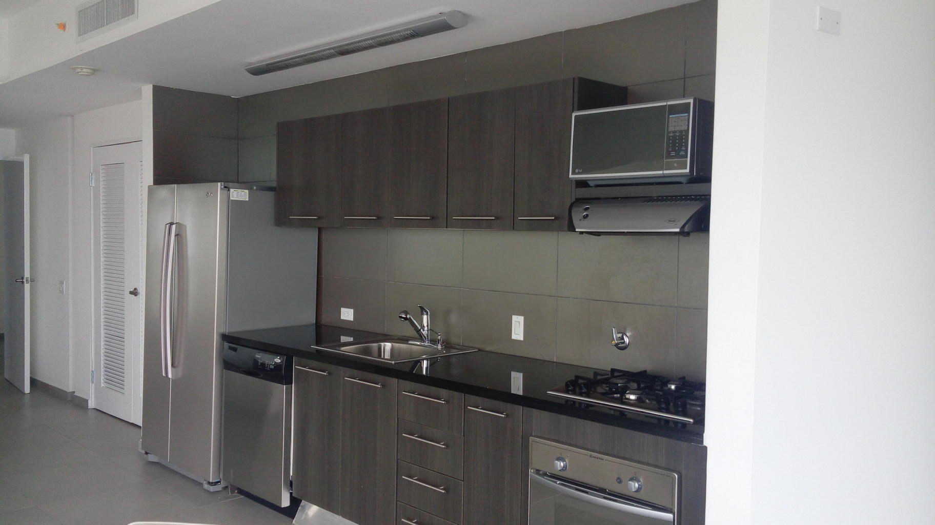 I am selling a luxurious apartment in avenida balboa