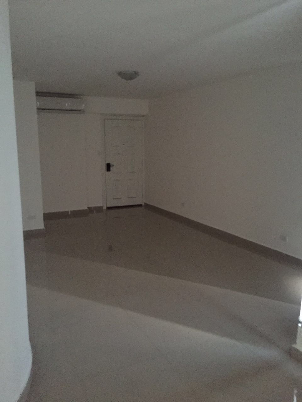 Avenida balboa remodeled with white line and ocean view. rent $ 1700.00usd