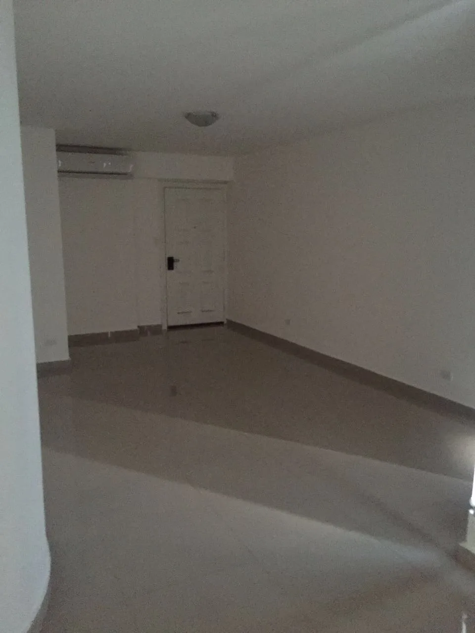Avenida balboa remodelado con linea blanca y vista al mar. alquilo $1700.00usd — 2