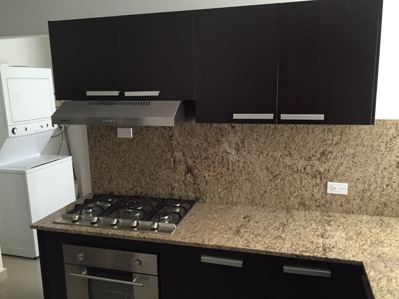 Avenida balboa remodeled with white line and ocean view. rent $ 1700.00usd