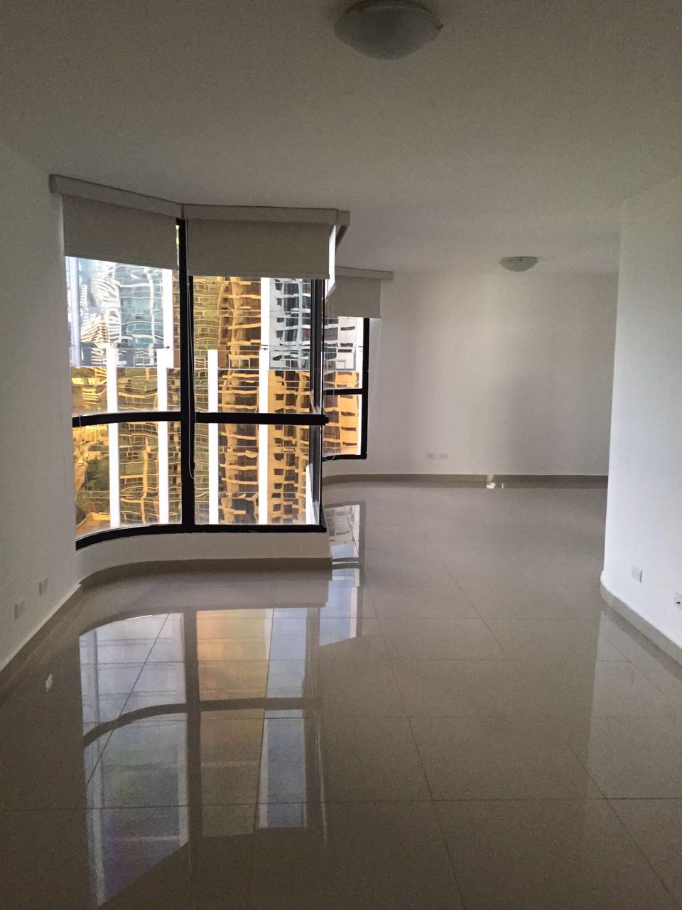Avenida balboa remodeled with white line and ocean view. rent $ 1700.00usd