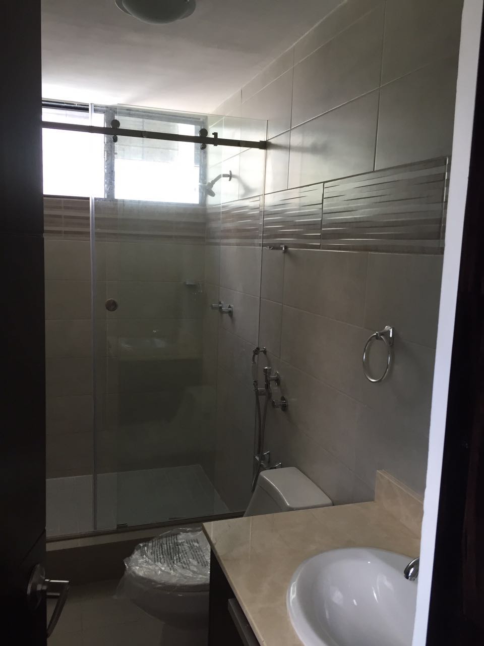 Avenida balboa remodeled with white line and ocean view. rent $ 1700.00usd