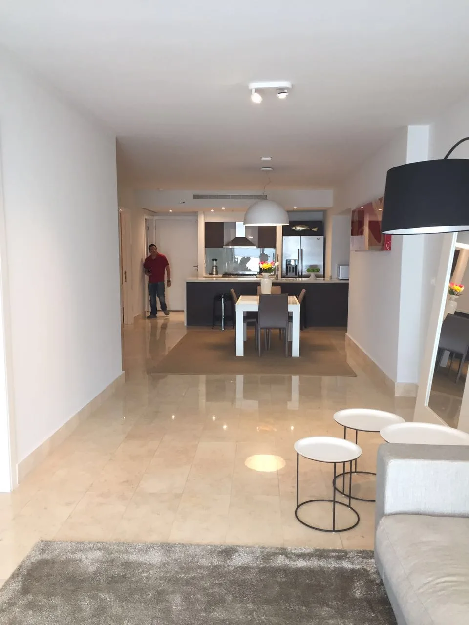 Alquilo apartamento en torre yoo piso medio full amoblado — 4