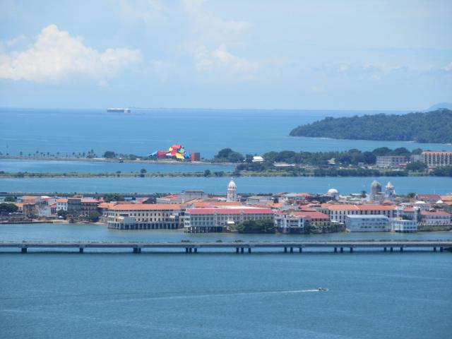 Venta amplio apartamento con vista al mar 