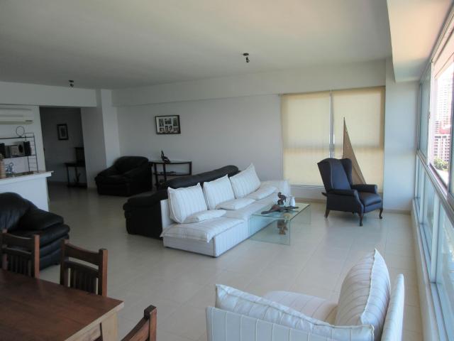 Venta amplio apartamento con vista al mar 