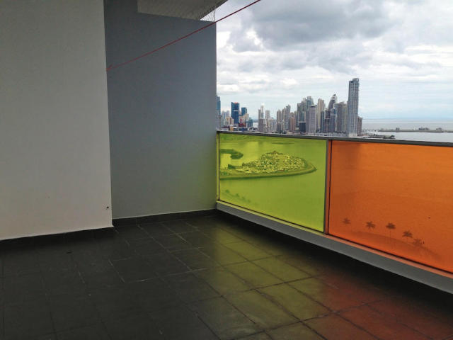 Se alquila excelente apartamento en avenida balboa.