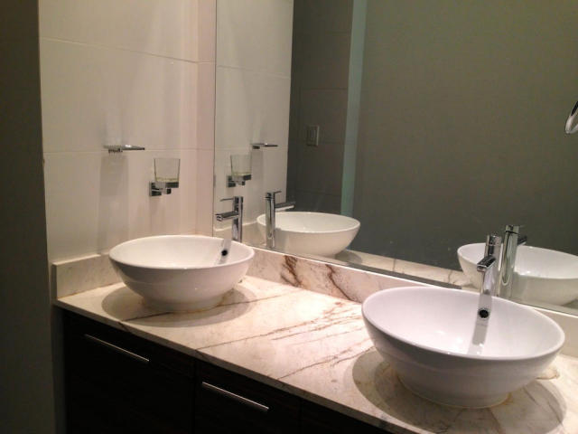 Se alquila excelente apartamento en avenida balboa.