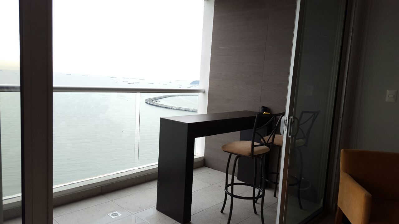Se alquila hermoso apartamento frente al mar y amoblado