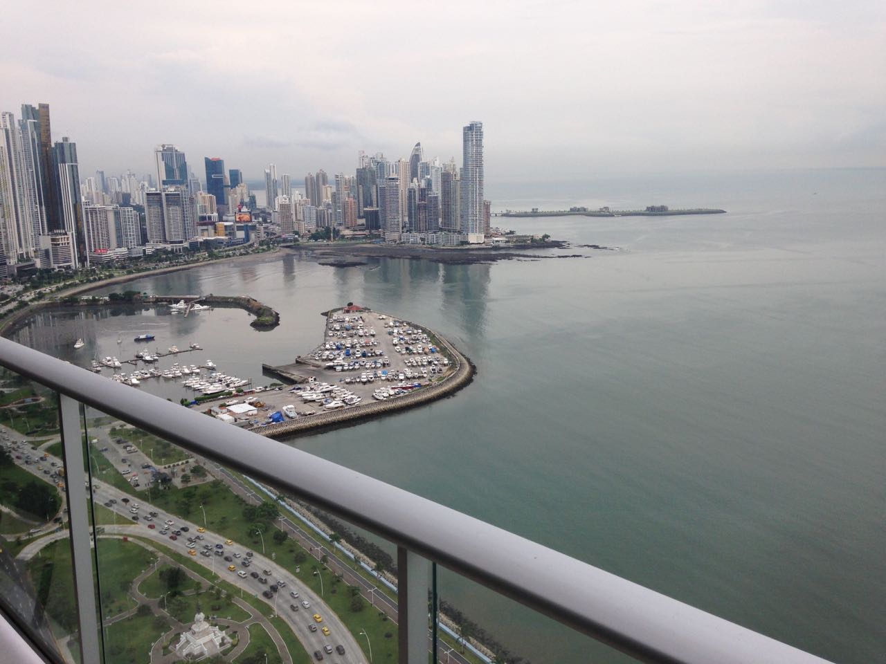 Se alquila apartamento frente al mar y amoblado