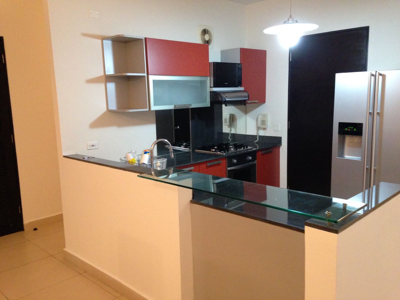Se alquila apartamento frente al mar y amoblado