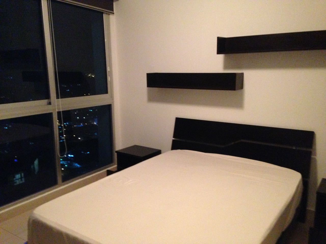 Se alquila apartamento frente al mar y amoblado