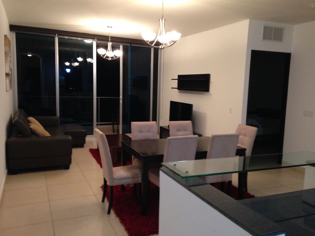 Se alquila apartamento frente al mar y amoblado