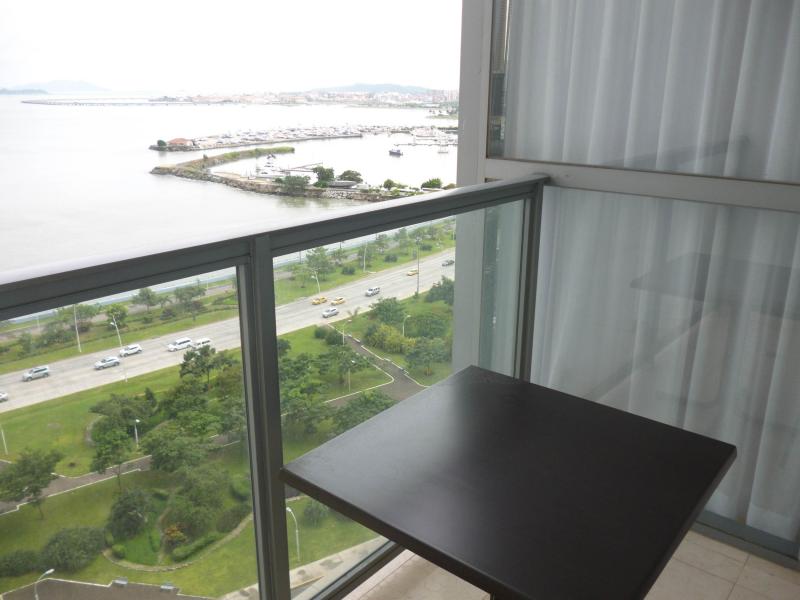 Alquilo apartamento en ave. balboa 16-3174mh