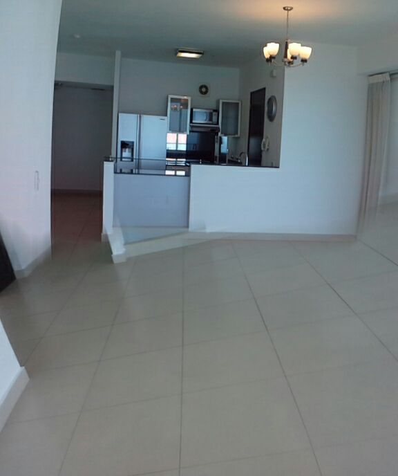 Se vende apartamento con linea blanca frente al mar