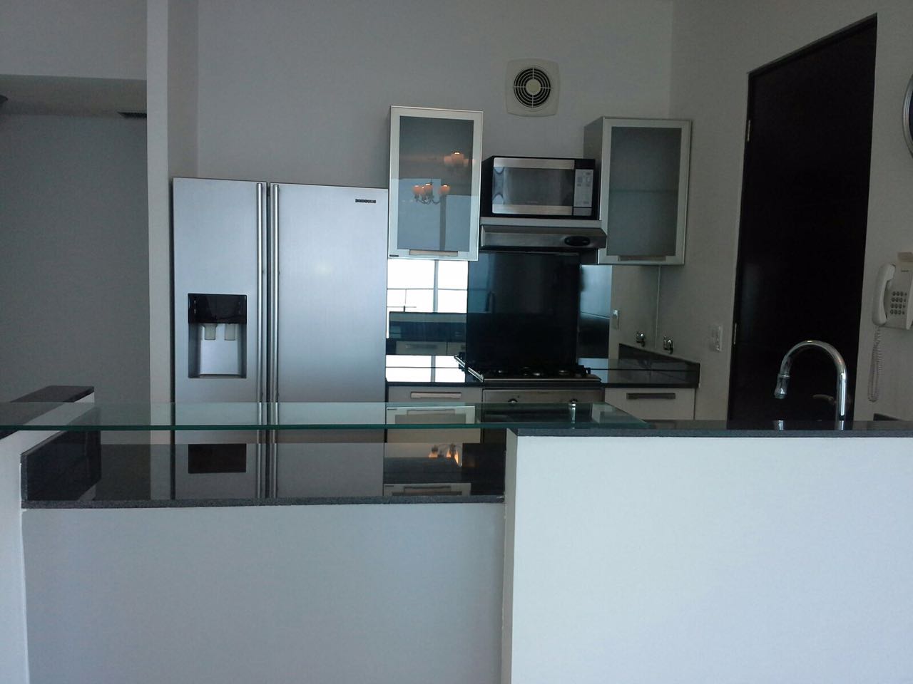 Se vende apartamento con linea blanca frente al mar