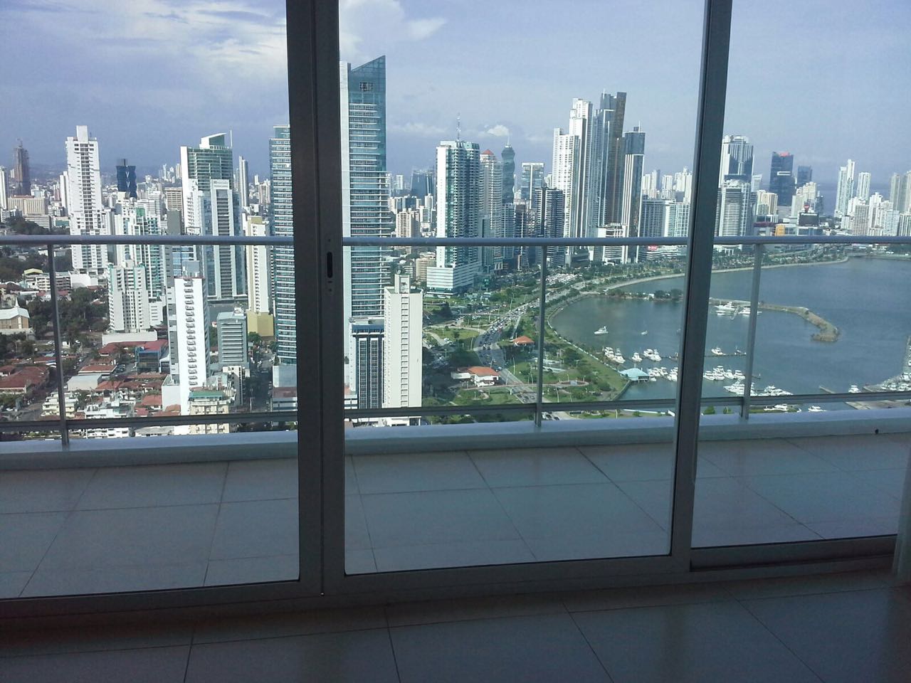 Se vende apartamento con linea blanca frente al mar