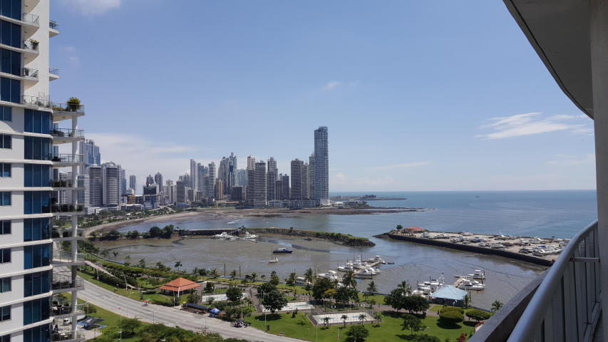 Venta amplio apartamento con vista al mar 16-4644