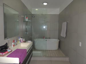 Alquilo apto en av. balboa, yacht club 2rec, 151m, amoblado - mn