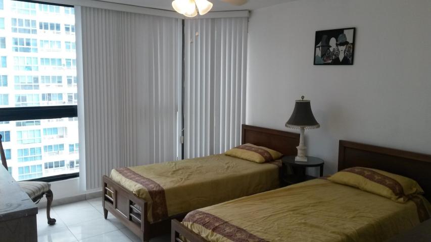 Alquiler amplio apartamento amoblado con vista al mar  
