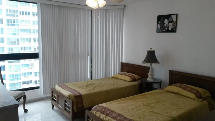Alquiler amplio apartamento amoblado con vista al mar   — 4