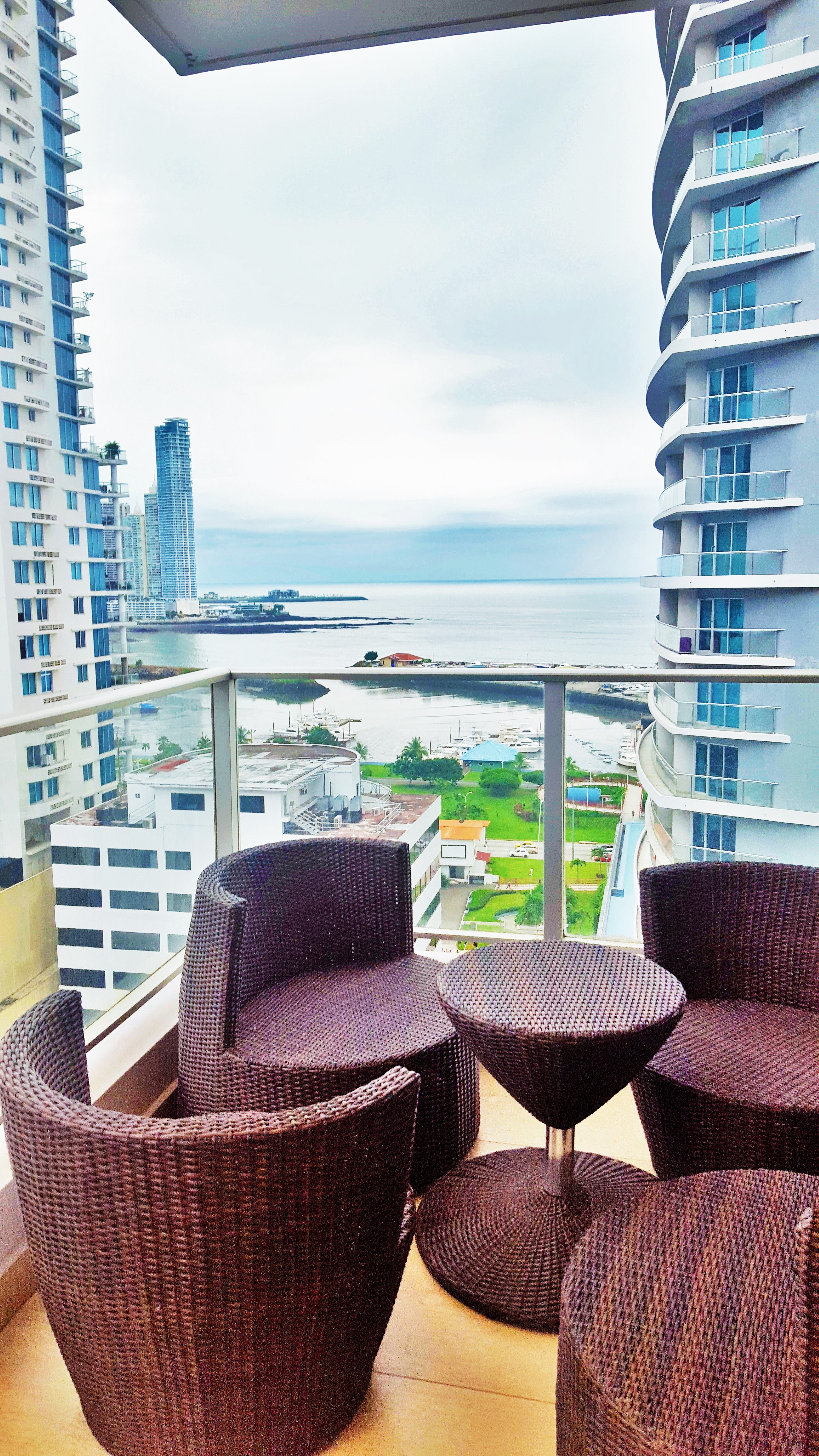 Spectacular apartment steps from the cinta costera