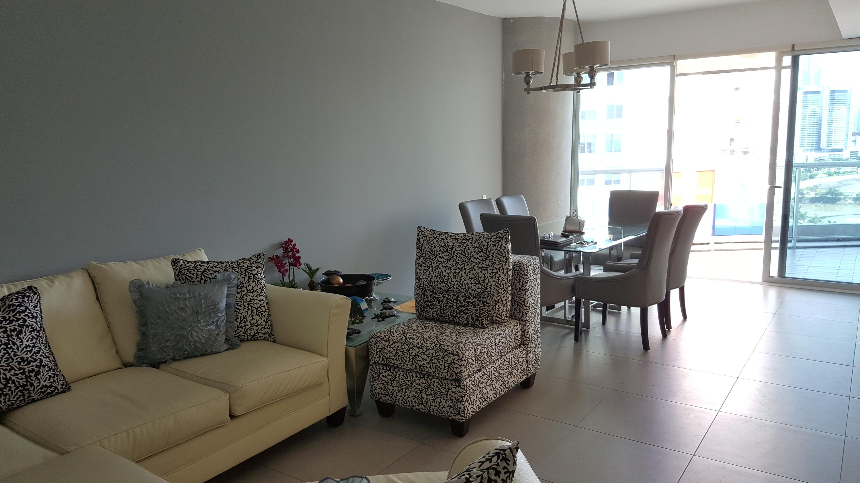 I am selling a 2 bedroom apartment avenida balboa ocean view yacht club