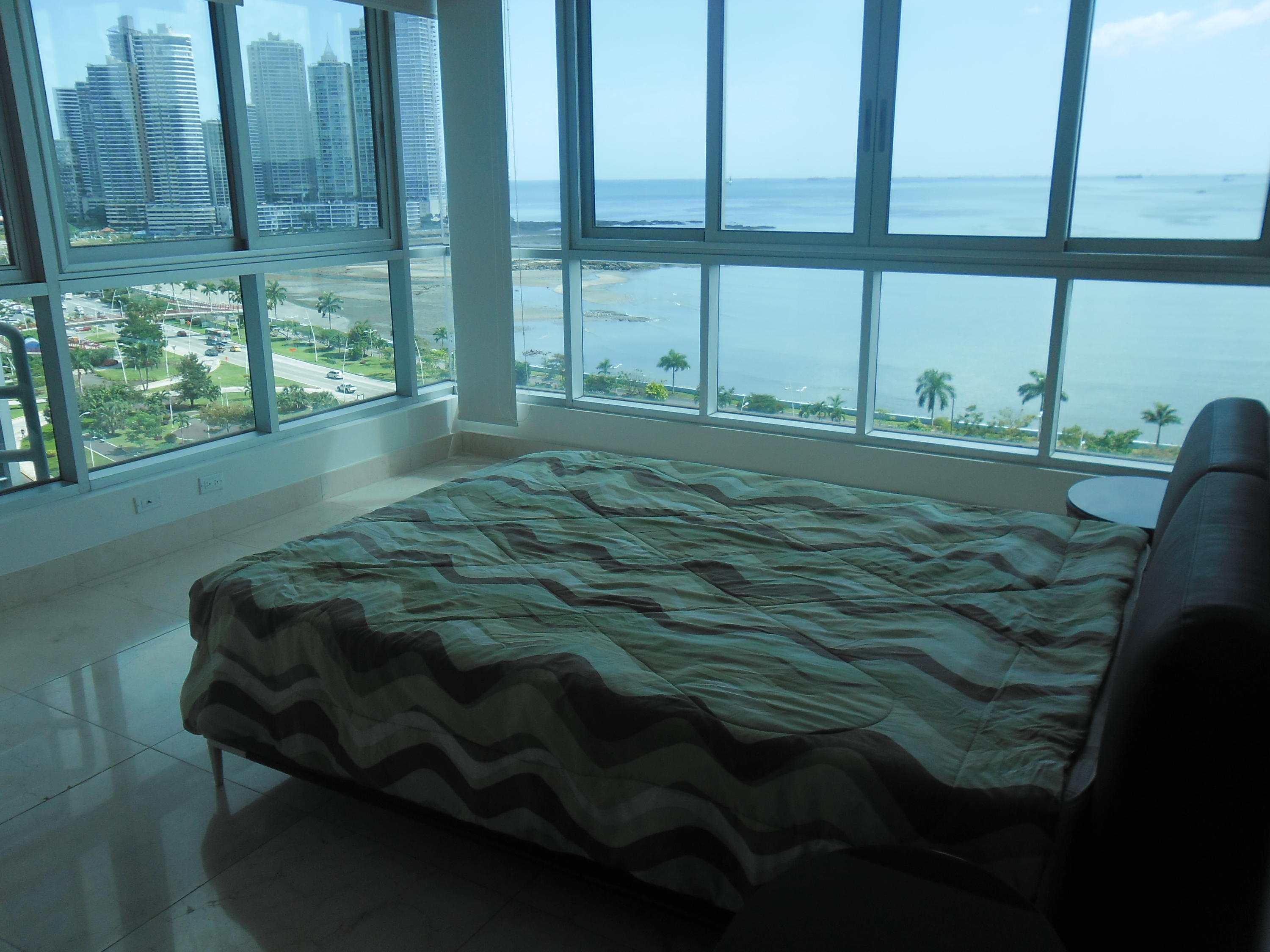 Alquilo apartamento 2 recamaras amoblado avenida balboa vista al mar 
