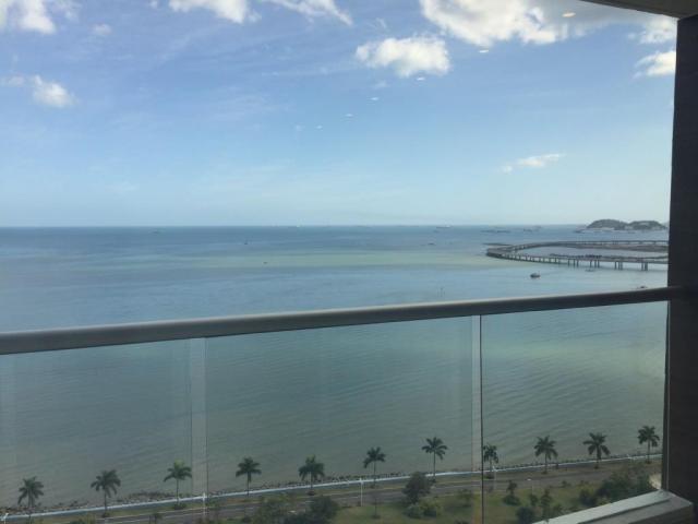 Alquiler amplio apartamento con vista al mar  