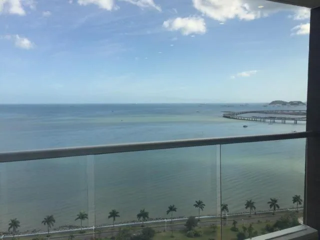Alquiler amplio apartamento con vista al mar   — 3
