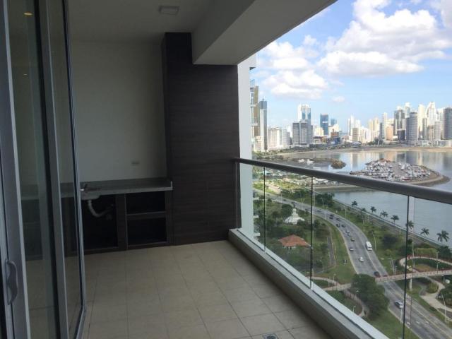 Alquiler amplio apartamento con vista al mar  