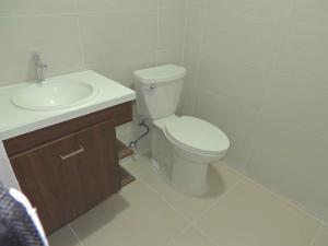 Local comercial alquiler en avenida balboa mls 17 143 (rp)