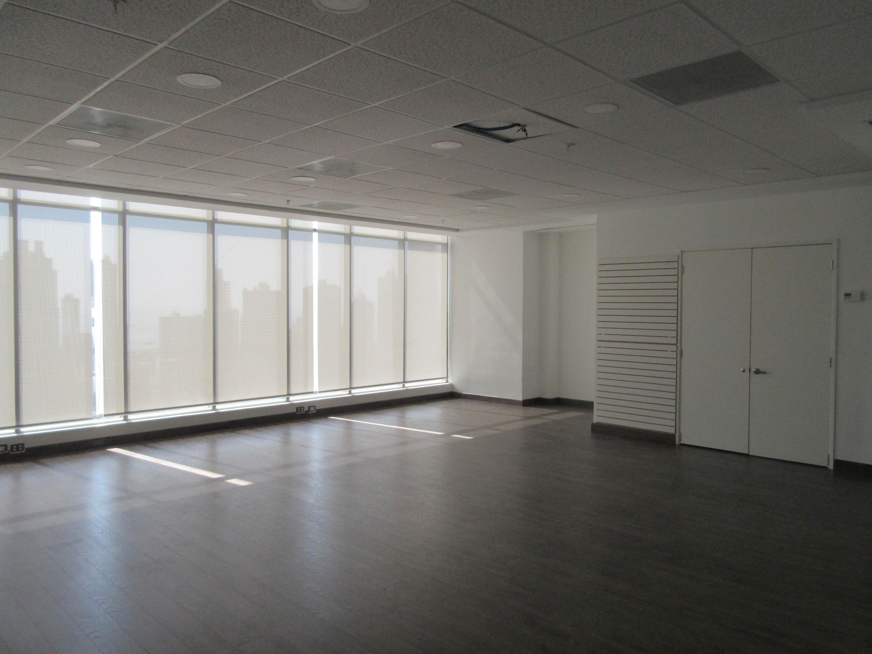 Alquilo elegante oficina de 109mts, torre bicsa, avenida balboa 