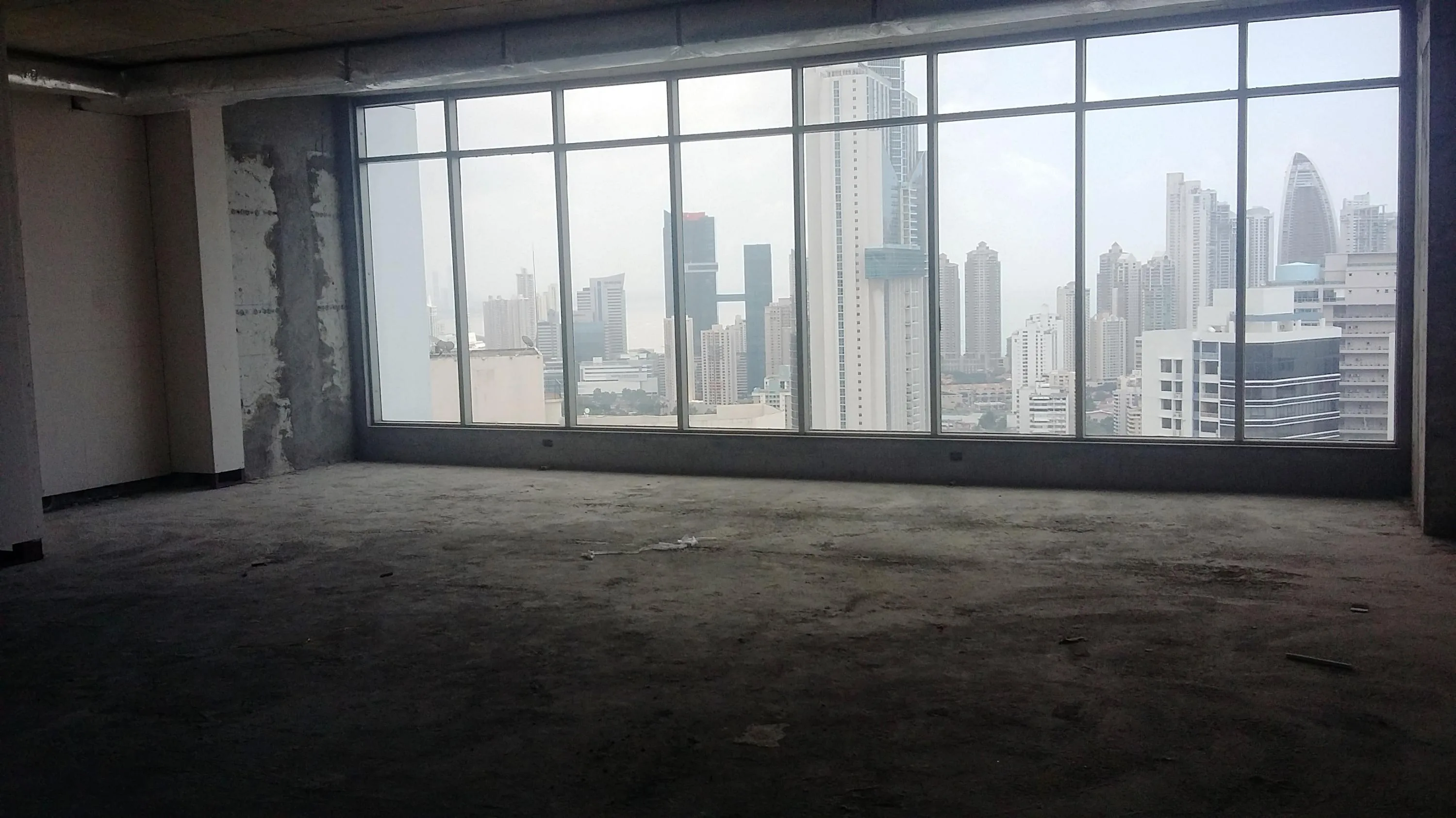 Alquilo amplia  oficina de 140mts, torre bicsa, avenida balboa  — 3